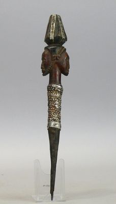 Sceptre en bois dur polychrome à la pointe en fer forgé, man…