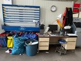 un espace de travail où la table est encombrée d'objets