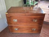 une photo d'une commode en bois surmontée d'un miroir
