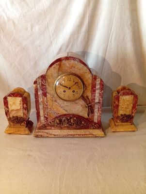 une horloge posée sur une table à côté d'autres objets