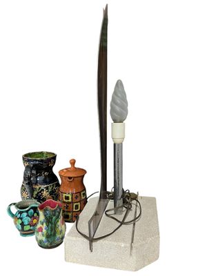 trois vases et un couteau posés sur une table