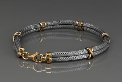 un bracelet en argent et en or muni d'un fermoir en forme de crâne