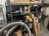 une pièce où se trouvent plusieurs cartons et un ventilateur