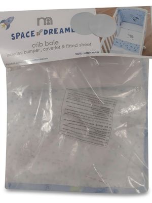 une photo d'un lot de literie pour lit de bébé dans un sac en plastique