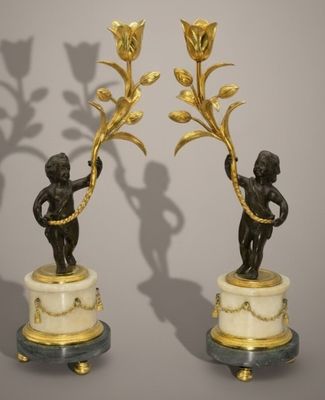 paire de figurines en bronze et marbre représentant des chérubins et des fleurs