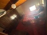 une personne assise sur un lit dans une chambre