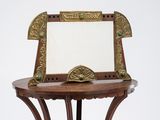 une petite table sur laquelle se trouve un miroir