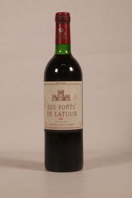 une bouteille de vin posée sur une table