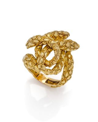 Gros plan sur une bague en or ornée d'un serpent