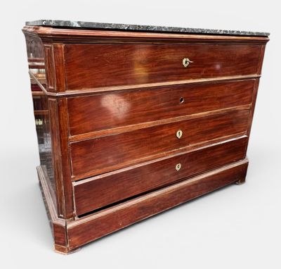 une image d'une commode en bois avec un plateau en marbre