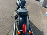 une photo d'une moto garée sur un parking
