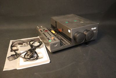 une radio posée sur une table