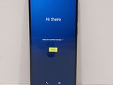 un gros plan de l'arrière d'un Samsung Galaxy S9 avec un écran bleu et un bouton jaune