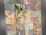 une photo d'un réfrigérateur sur lequel sont posées tout un tas de bandes dessinées