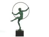 statue d'un homme tenant un cerceau dans ses mains