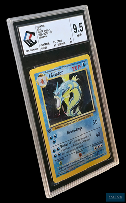 une image d'une carte Pokémon dans un étui en plastique