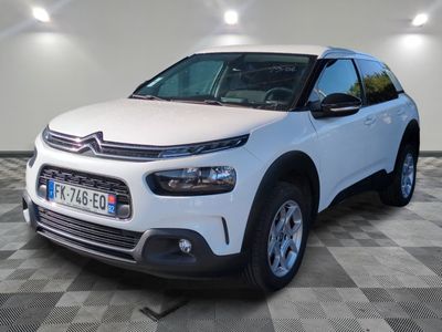 Le SUV Citrole blanc est garé dans le garage