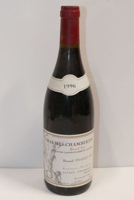 une bouteille de vin posée sur une table