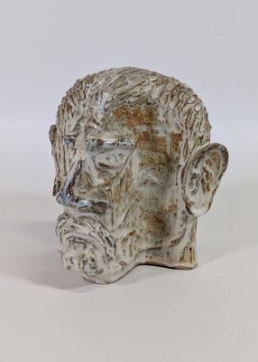 une image représentant la statue d'un homme barbu