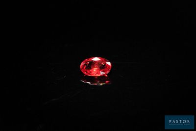 gros plan d'un diamant rouge sur une surface noire