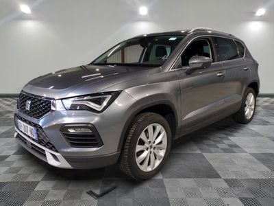 un SUV gris garé dans un garage au sol carrelé