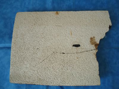 un gros plan sur un morceau de ciment posé sur un tissu bleu