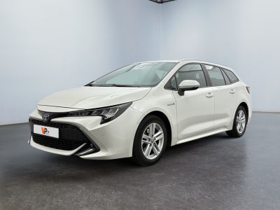 une Toyota Corolla blanche garée dans une grande pièce