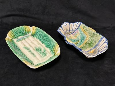 deux petits plats ornés de motifs verts et jaunes