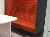 une banquette d'angle avec une table et une chaise dans le coin