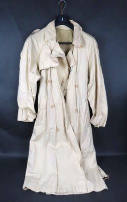 une photo d'un trench-coat blanc suspendu à un cintre