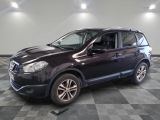la photo d'une voiture de couleur sombre garée dans un garage