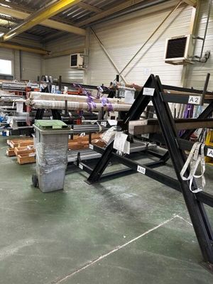 une grande pièce où il y a beaucoup d'objets par terre