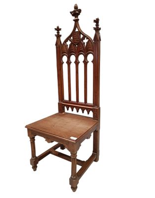 Chaise en chêne sculpté et mouluré, haut dossier cathédrale …