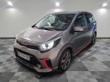 une voiture argentée garée dans un garage au sol en damier