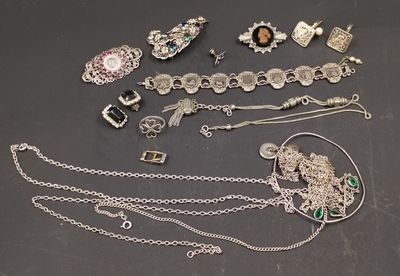 Plusieurs types de bijoux sont exposés sur une table