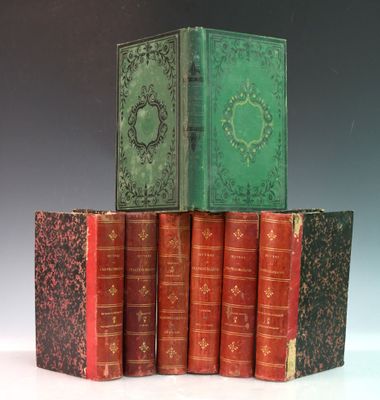 six vieux livres empilés les uns sur les autres sur une table