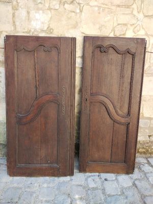 paire de portes-fenêtres anciennes avec des panneaux en bois sculpté