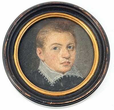 un tableau représentant un jeune garçon vêtu d'une robe noire à col blanc