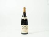 une bouteille de vin posée sur une table