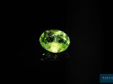 une tourmaline verte posée sur un fond noir
