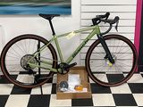 un vélo posé dans un carton sur un sol à carreaux