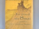 un vieux livre sur lequel figure le dessin d'un homme dans un bateau