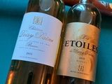 deux bouteilles de vin posées sur une table de billard