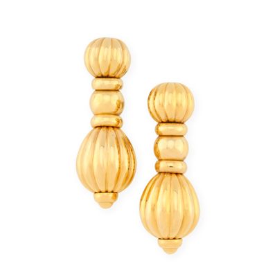 O.J. PERRIN Paire de pendants d'oreilles en or jaune 750‰ co…