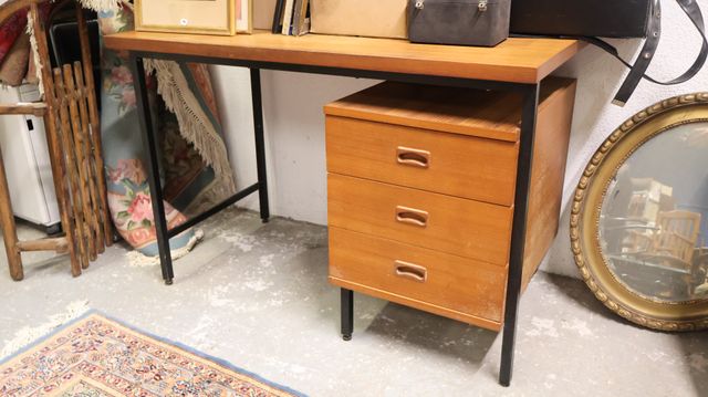 Bureau vintage année 60 en bois et métal, trois tiroirs, usures s...