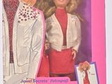 la boîte d'une poupée Barbie aux cheveux blonds et vêtue d'une veste blanche