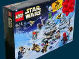 une boîte de jouets Lego Star Wars sur fond bleu