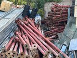 un tas de tuyaux métalliques et d'autres vieilleries dans la cour