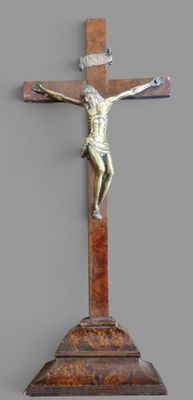 une image représentant un crucifix surmonté d'une croix en bois