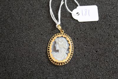Gros plan sur un collier portant l'image d'une femme